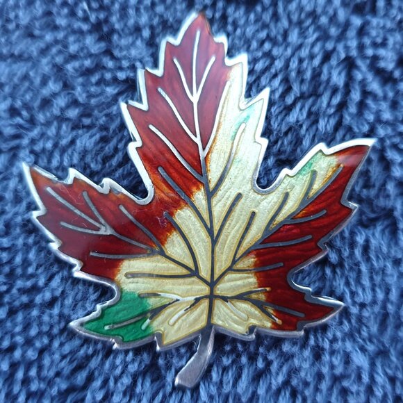 Mid-Century BMCO Canadian Maple Leaf Enamel Sterling Silver Lapel Pin Brooch - Picture 4 of 10